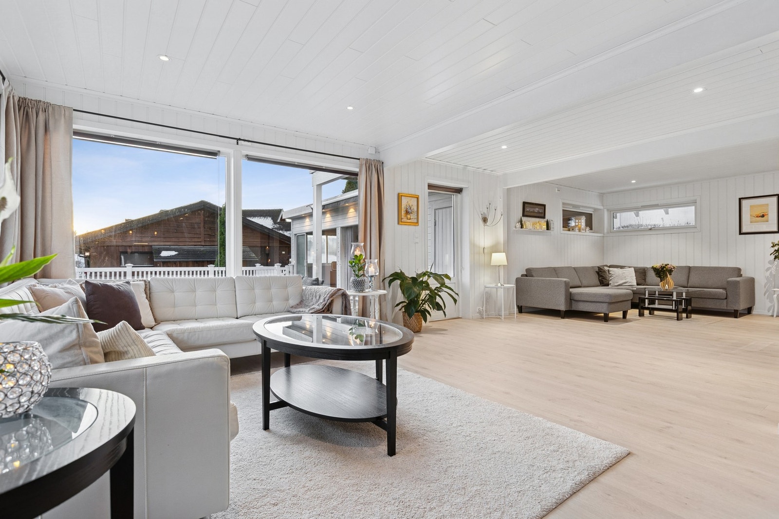 Stuen er meget romslig og det er montert downlights i hilmingen. Utgang til stor veranda. Galleribilde