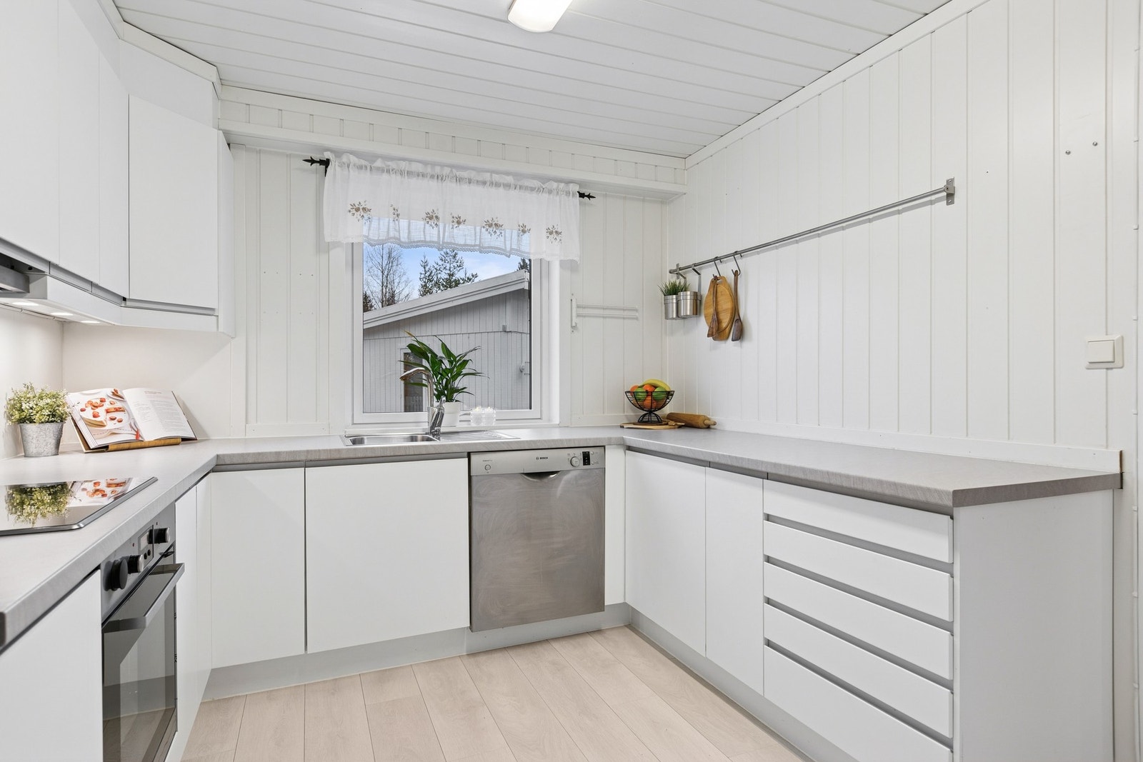 Alle integrerte hvitevarer medfører handelen. Det er godt med skap- og benkeplass på kjøkkenet. Galleribilde