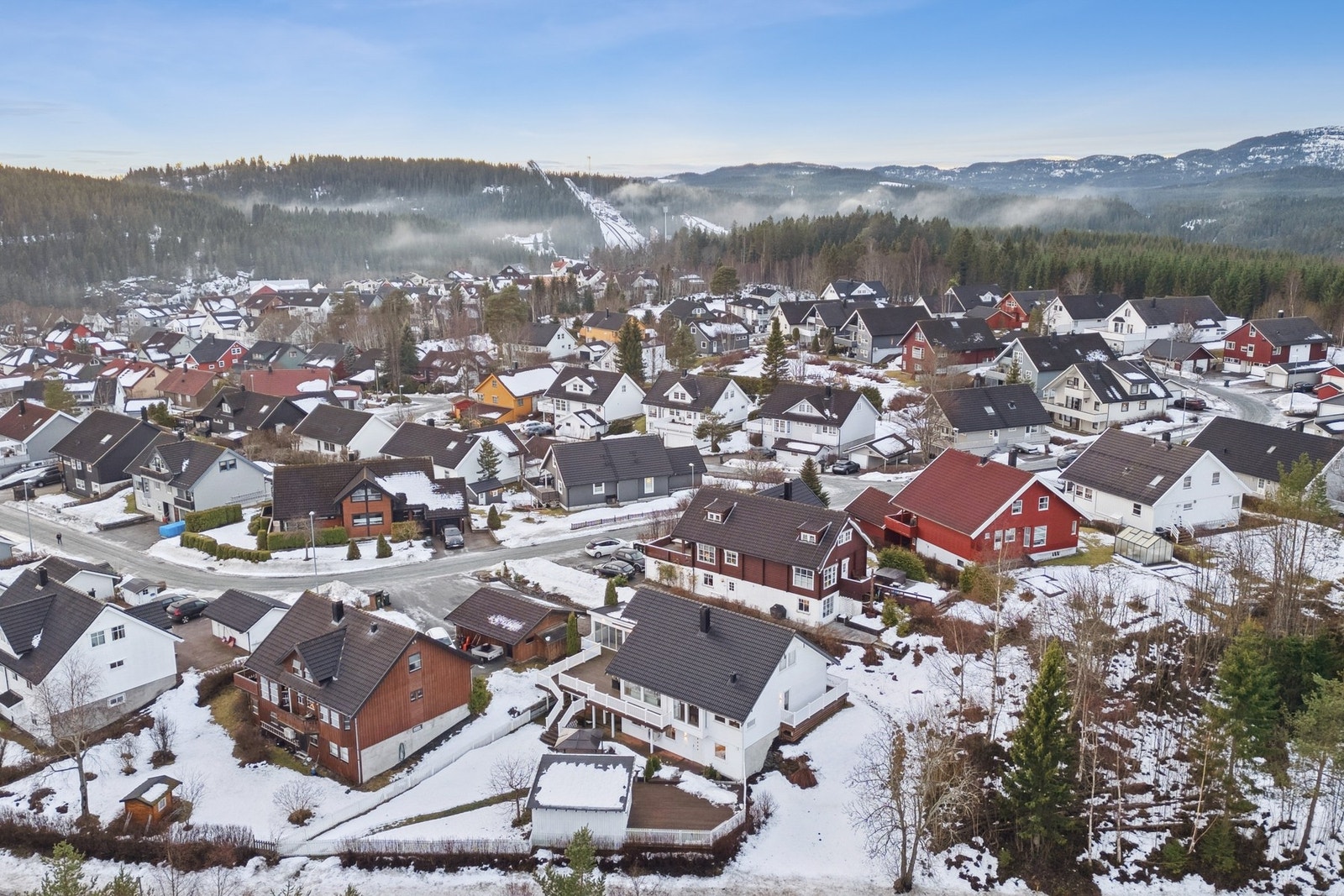Flatåstoppen er et meget populært og utpreget barnevennlig boligområde. Her bor du i kort gangavstand til skoler, barnehager og lekeplasser ute. Nyere fotball- og flerbrukshall er satt opp. Det er for øvrig kort vei å gå til en rekke turmuligheter for sto Galleribilde