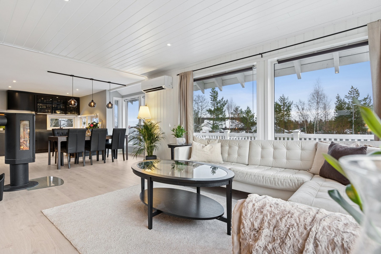 Stuen har rikelig med plass til flere oppholdssoner. Store vindusflater gir godt med lysinnslipp. Det er installert både vedovn og varmepumpe. Galleribilde