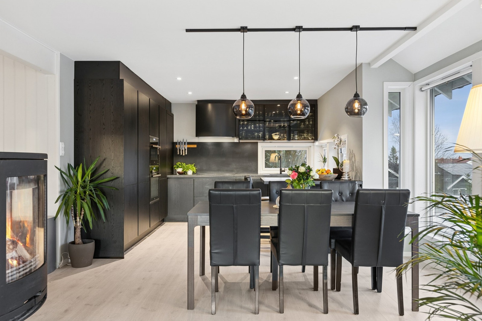 Kjøkkenet har en åpen løsning mot spisestuen. Galleribilde