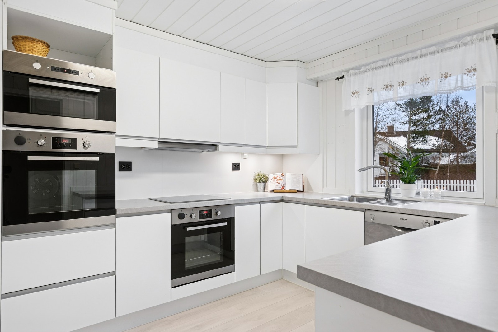 Et fullt utstyrt Ikea kjøkken fra 2013. Galleribilde