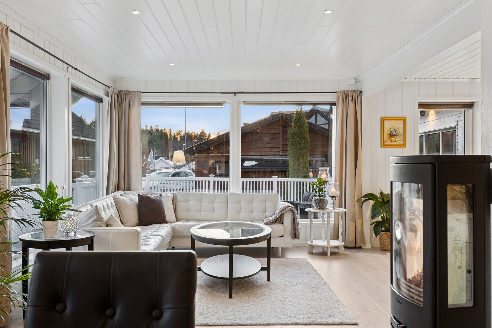 Boligen varmes opp med vedovn, varmepumpe og elektriske varmeovner. I tillegg er det varme i gulv. Galleribilde