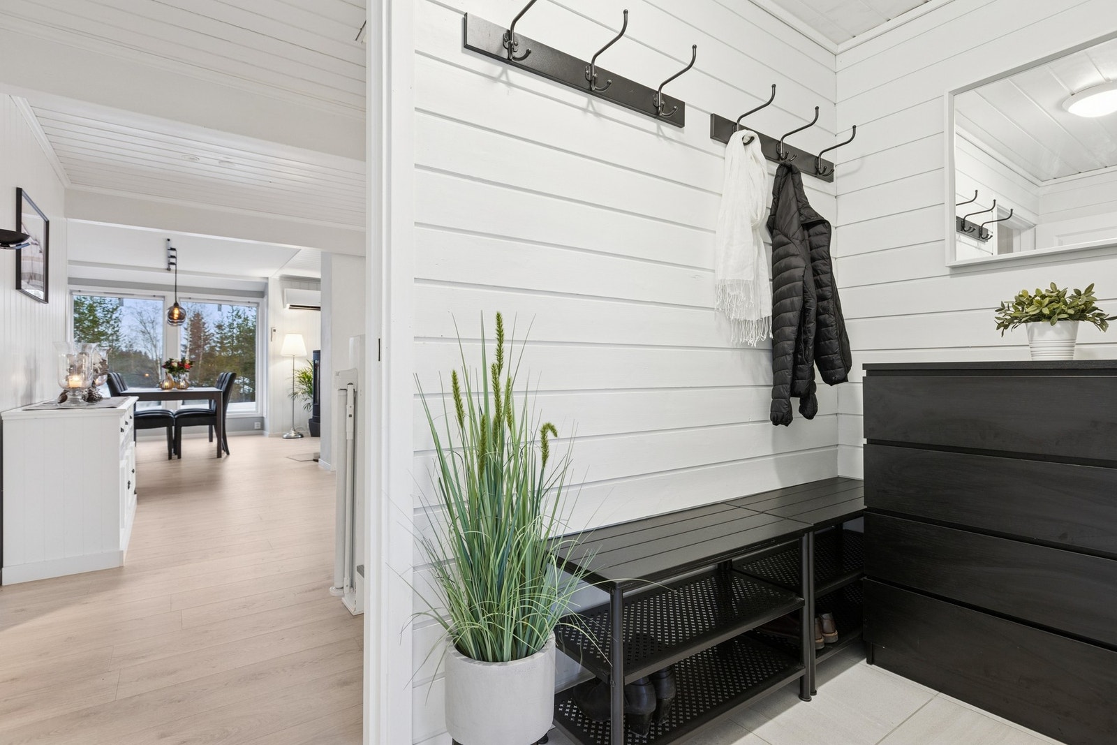 Velkommen inn! Romslig og godt utnyttet entré. Galleribilde