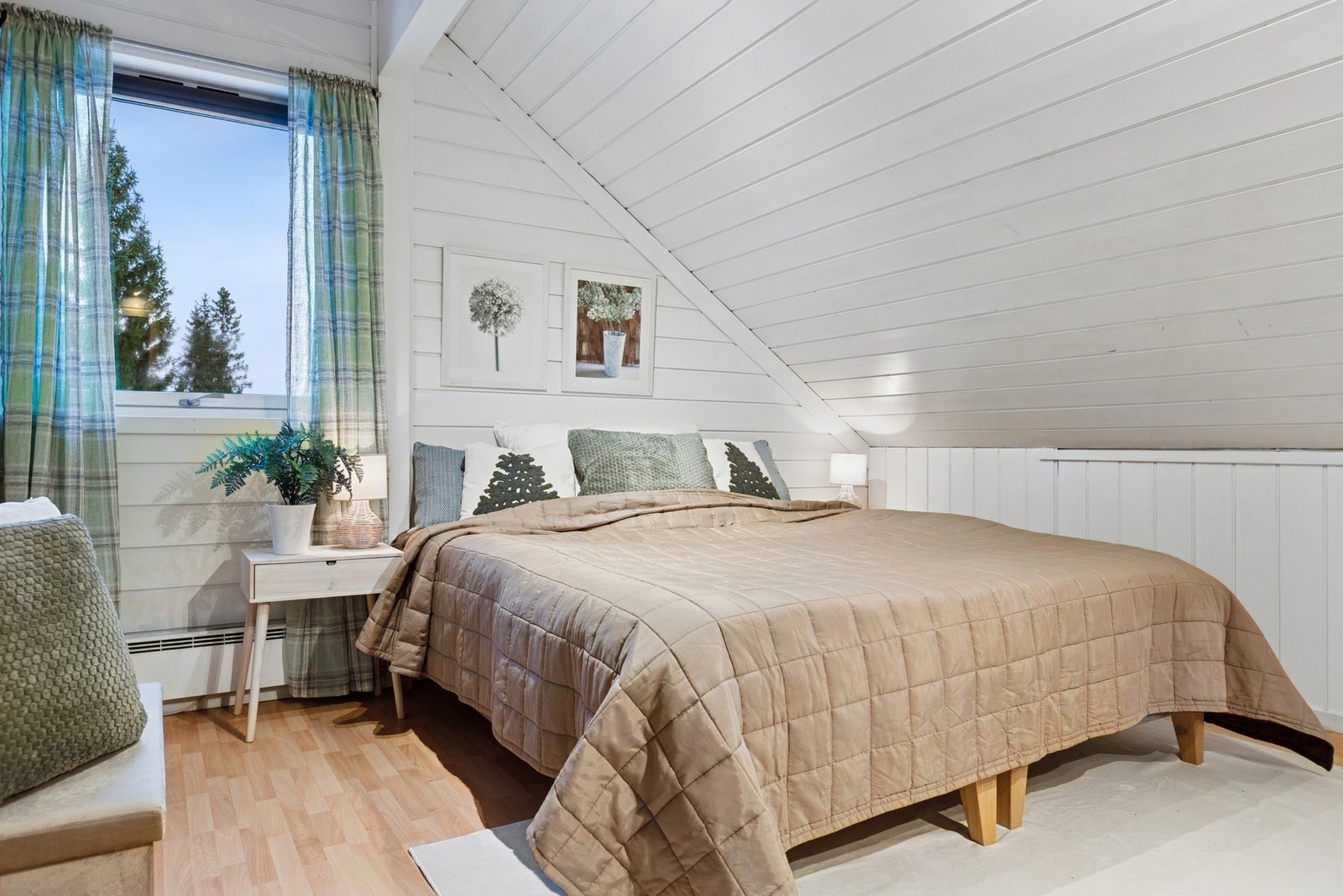 Rom som brukes som soverom, Se pkt. midlertidig brukstillatelse og ferdigattest i salgsoppgaven for mer informasjon om lovligheter. Rommene måler hhv. ca. 11, 15, 15 og 16 kvm hver. Galleribilde