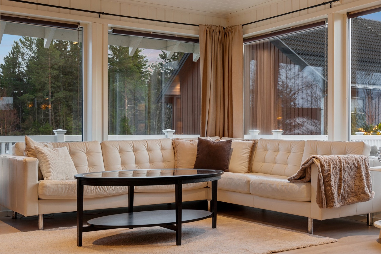 Det er god plass til sofagruppe i stuen. Galleribilde