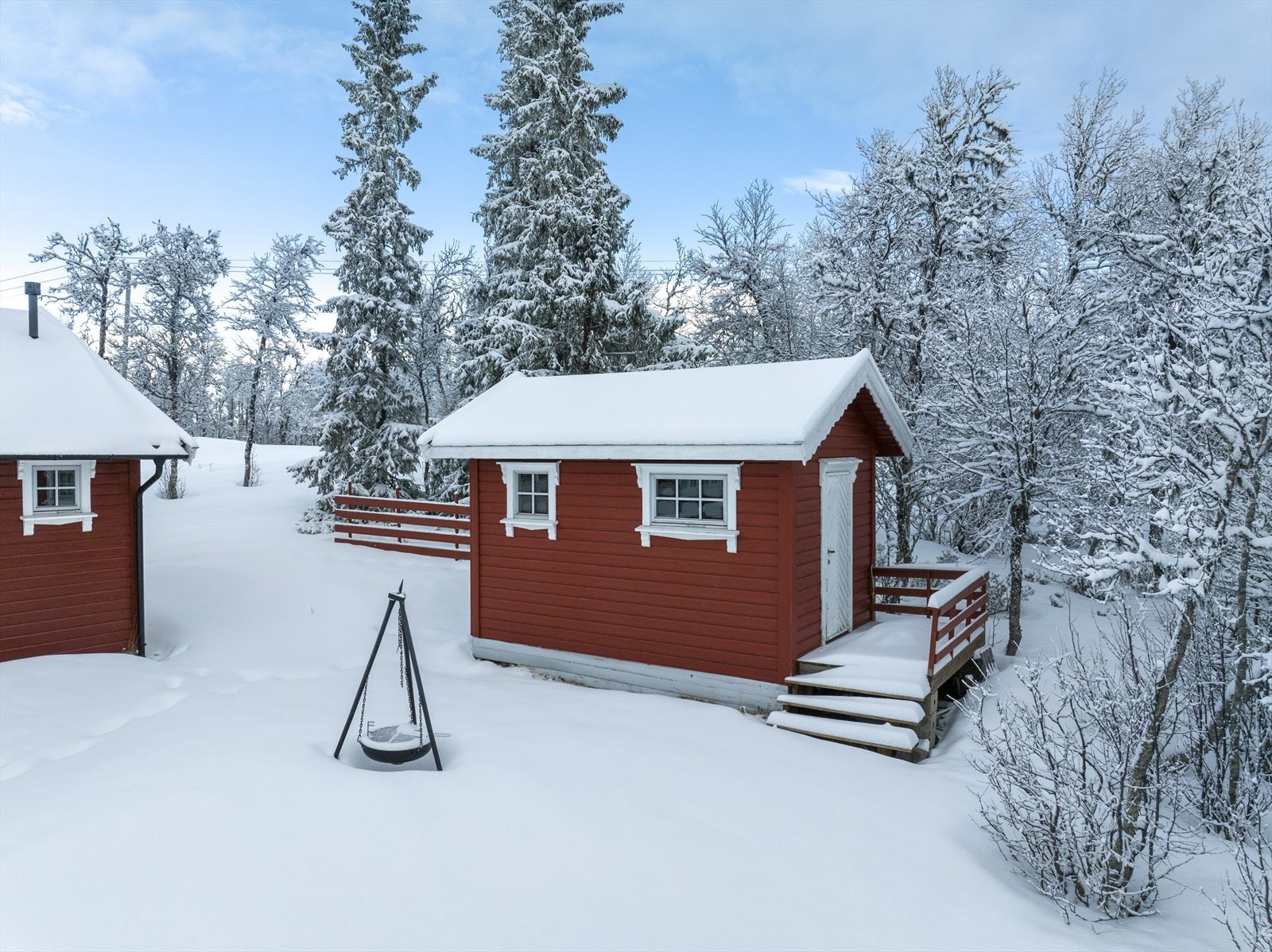 På tunet er det et uthus/anneks med strømtilførsel. Her finner du en bod med plass til ved og utstyr... Galleribilde