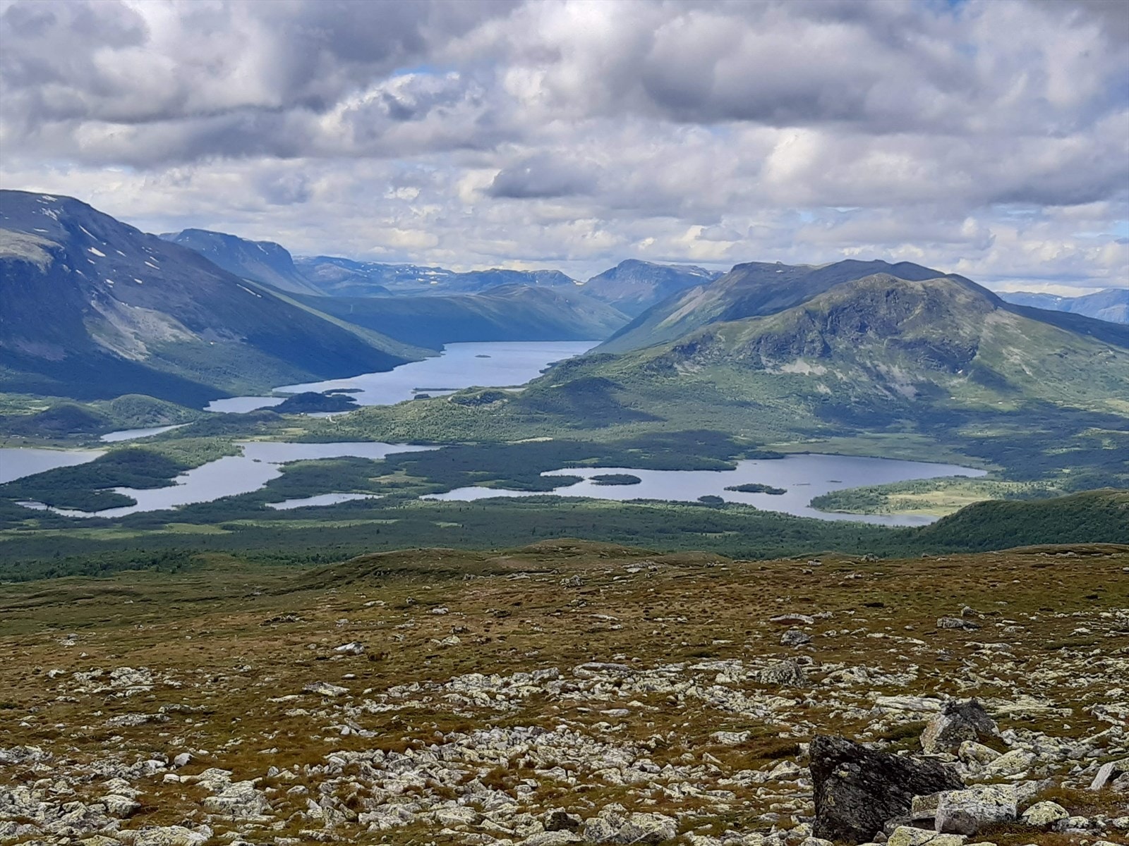 Eiendommen ligger midt i et spektakulært paradis for turgåere, der Grønsennknippa (bildet) og Syndisfjellet kun er to av mange forlokkende destinasjoner. (Selgers foto) Galleribilde