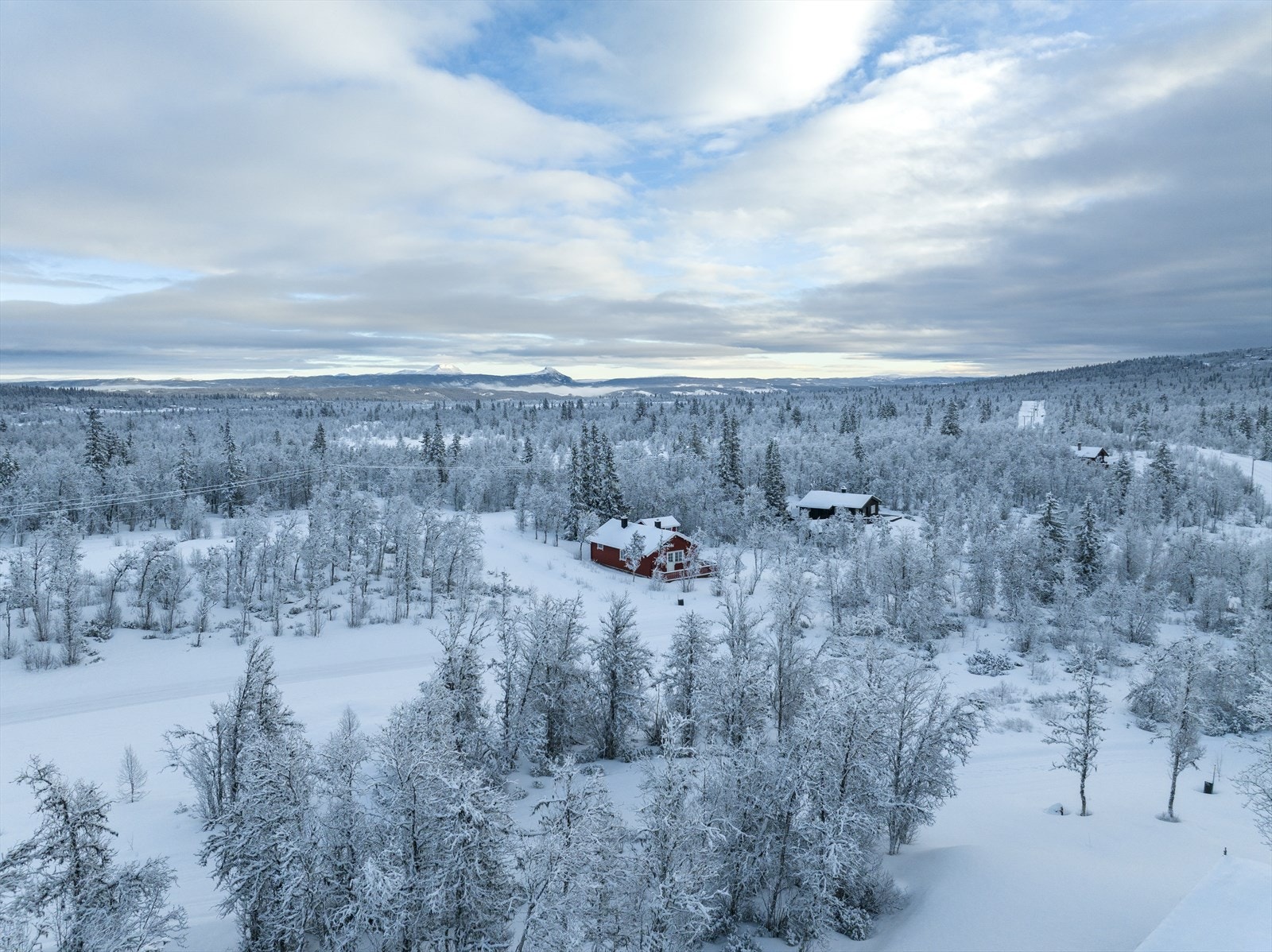 Nærmeste skiløype finner en ca. 20 m fra hytta, og en tur til Syndin og vannene der gir mange fine naturopplevelser. Galleribilde