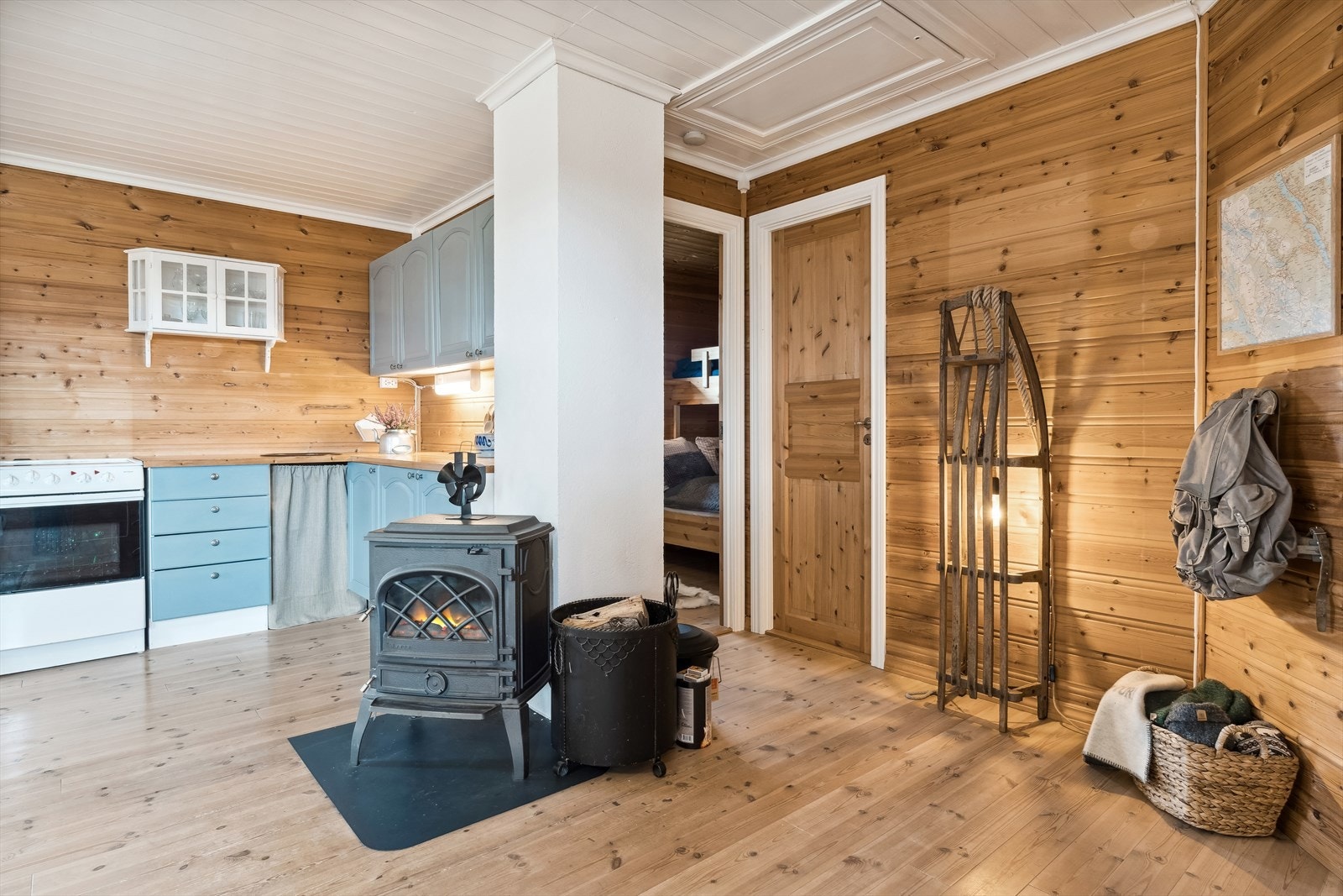 Kjøkkenet har også en flott peisovn med innsyn. Galleribilde