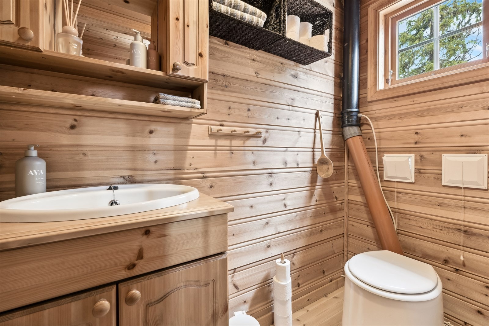 Dorommet har servant med skap og biodo. Galleribilde