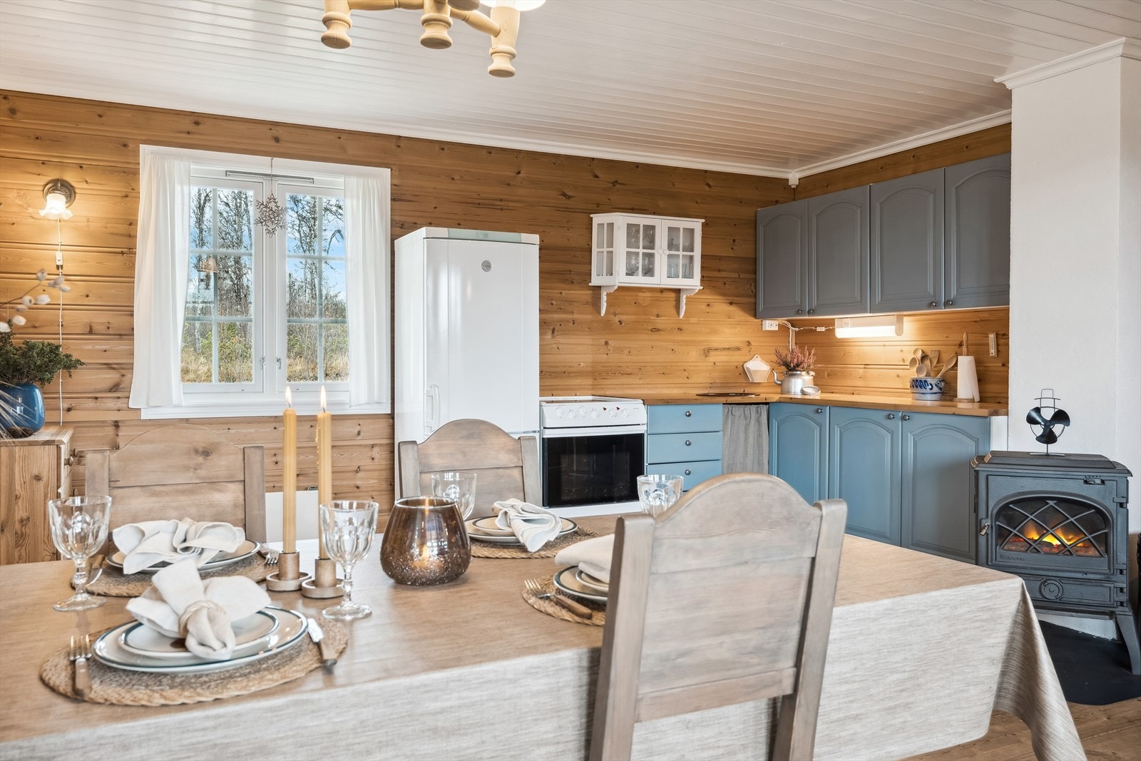 Inne i hytta er det et romslig, pent kjøkken med god plass til et langbord. Galleribilde