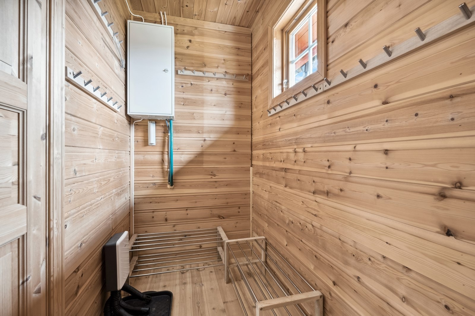 I tilknytning til hytta finner du et praktisk vindfang med tilgang til bod og dorom. Galleribilde