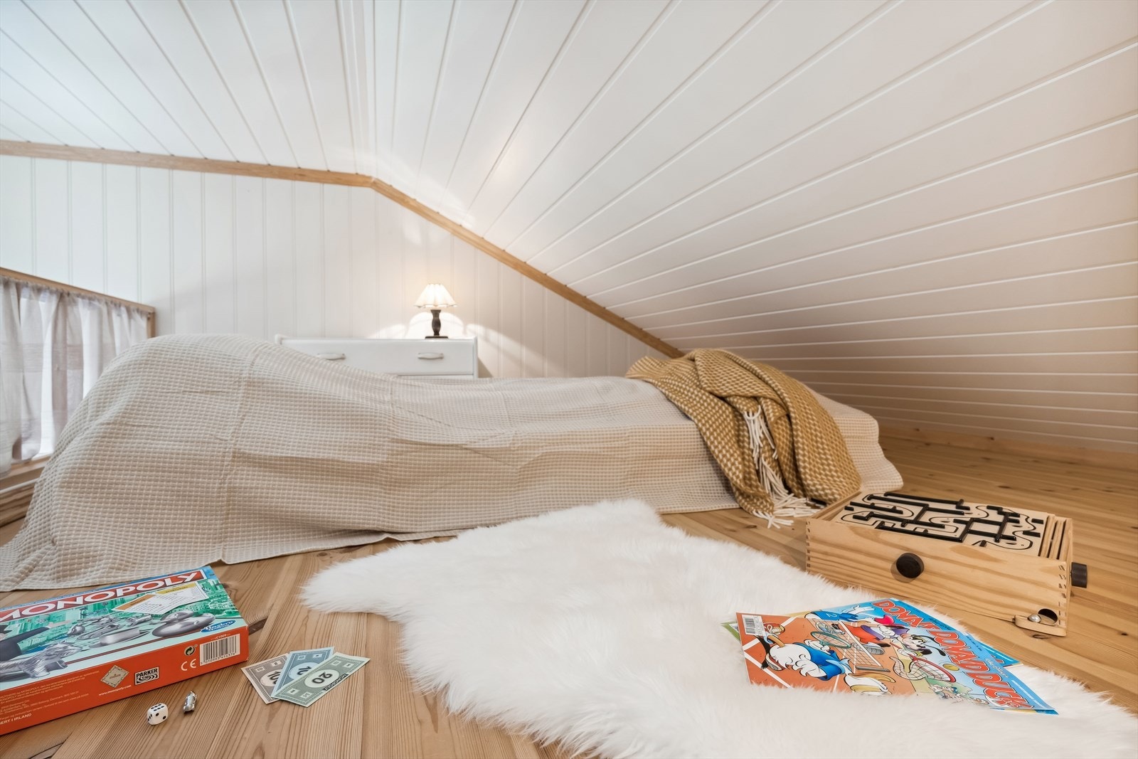 Et flott sted for barna om de ønsker å "gjemme" seg litt bort. Hemsen har lav takhøyde og er ikke godkjent for varig opphold. Galleribilde