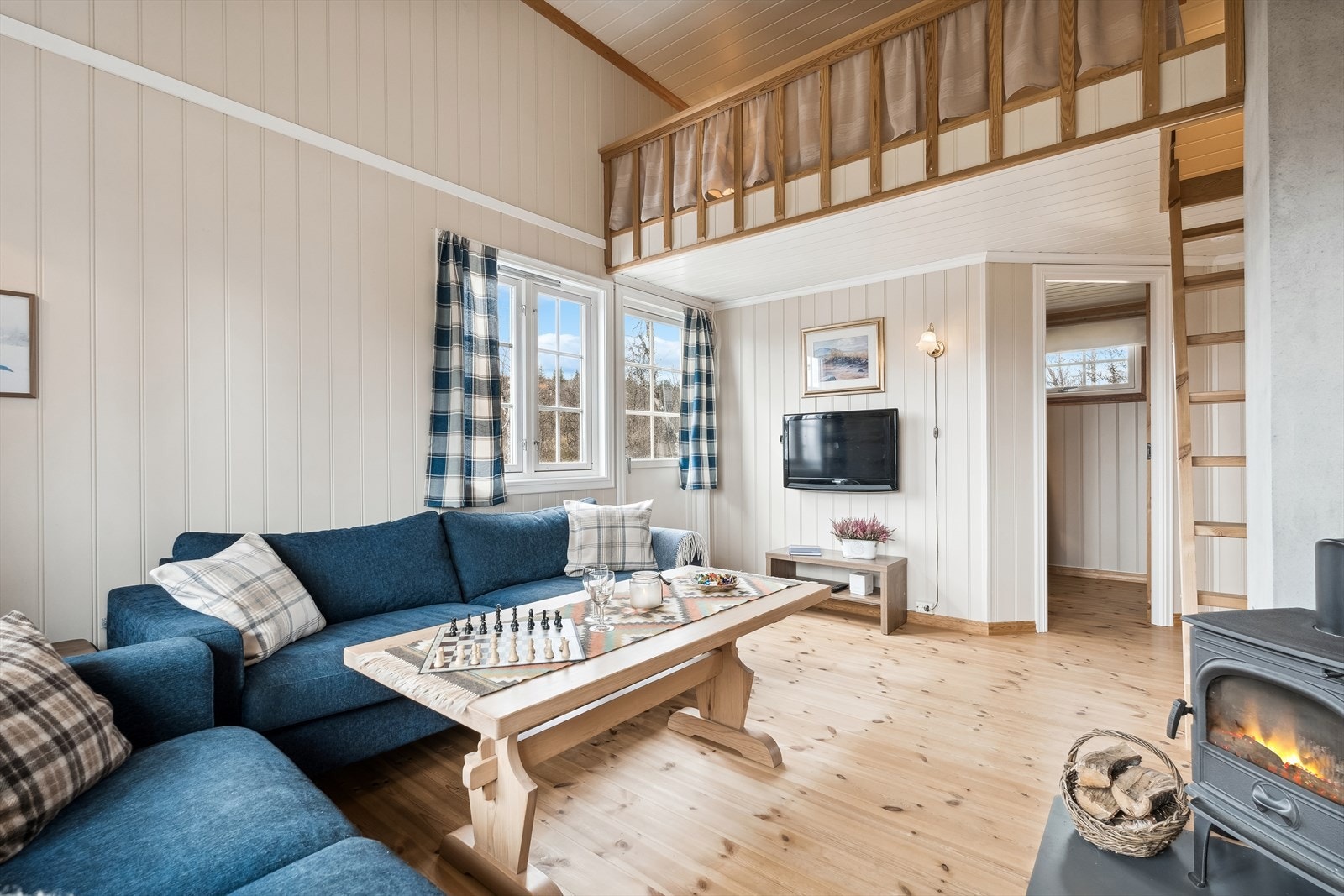 Her er det god plass til sofagruppe, og en flott peisovn bidrar til en lun og varm atmosfære. Galleribilde