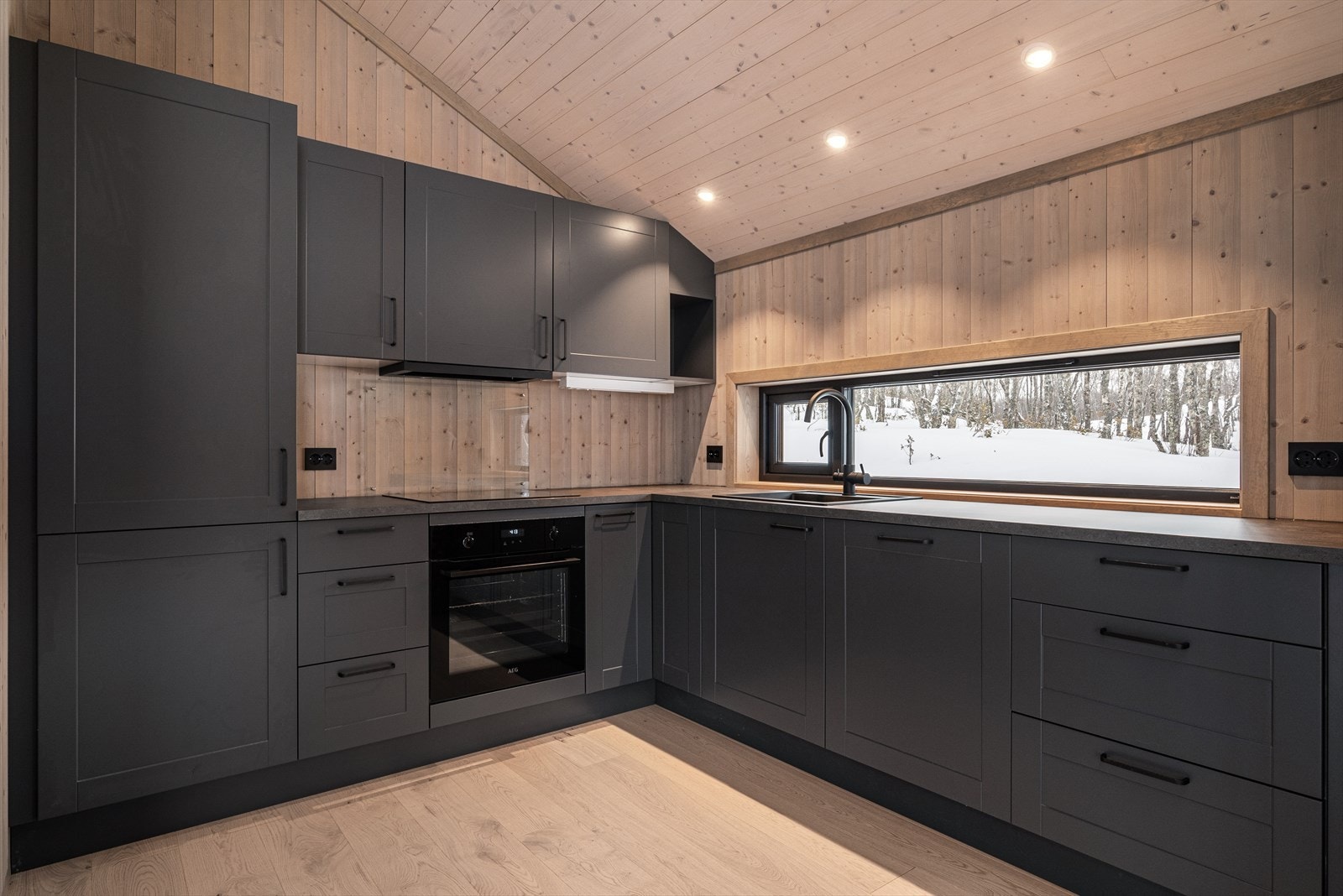 Stilrent kjøkken med god skap- og benkplass. Galleribilde