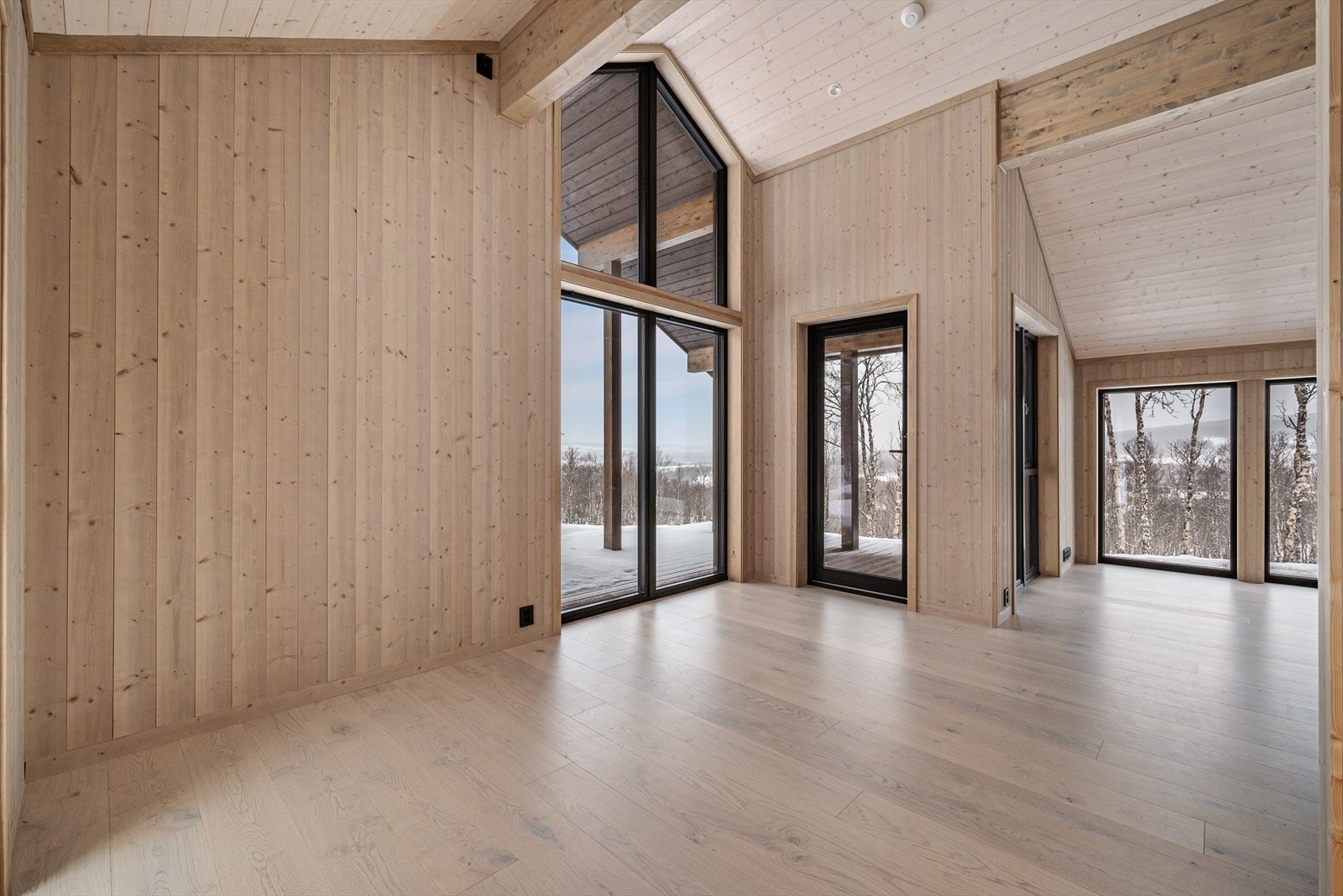 Fra stue/kjøkken er det utgang til delvis overbygd terrasse på 22 kvm. Galleribilde