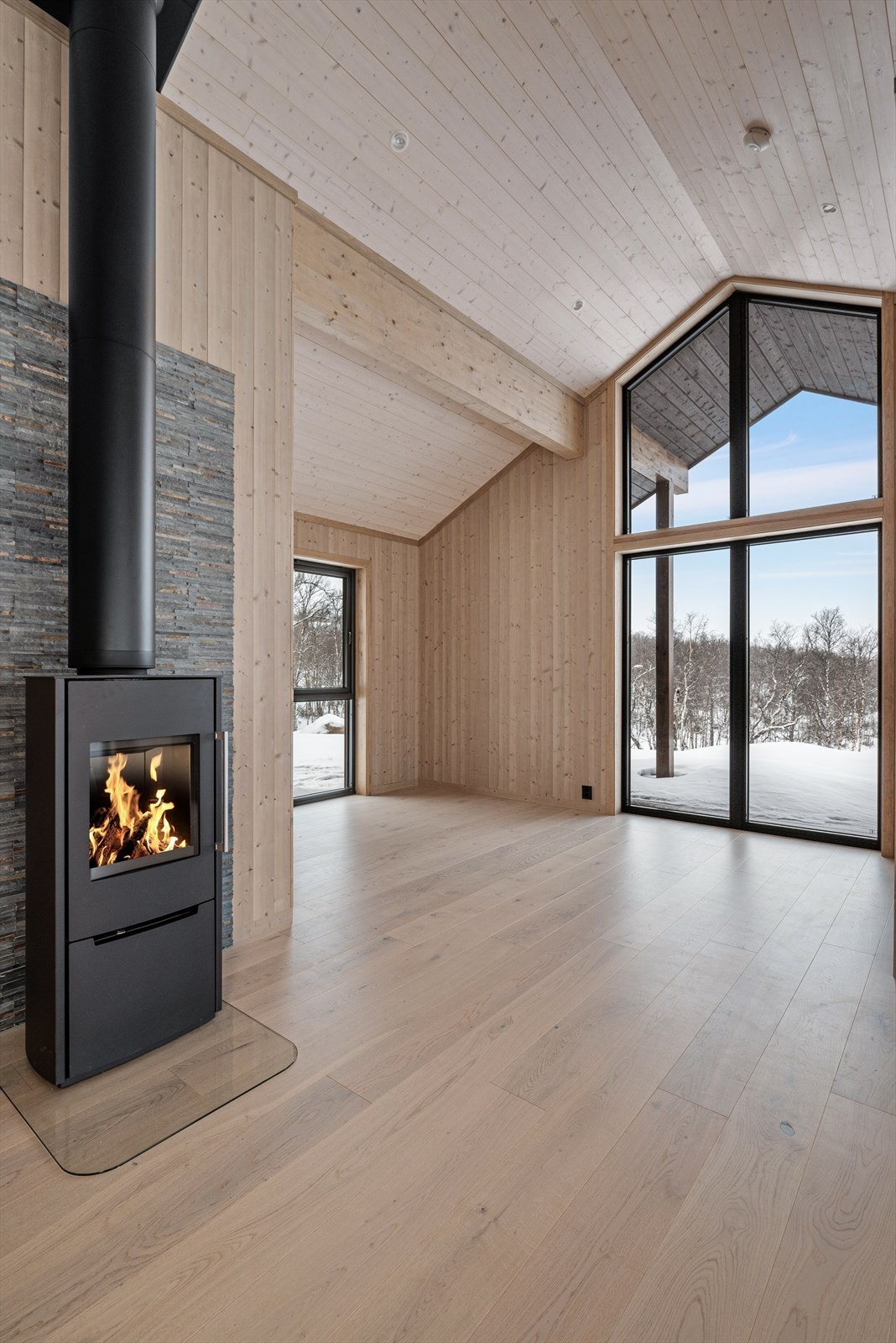 I overgangen mellom stue og kjøkken er det plass til et romslig spisebord. Galleribilde