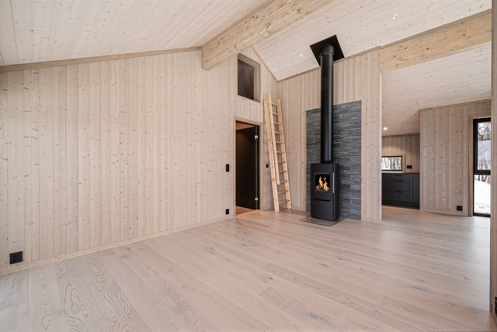 Åpen himling på stue/kjøkken sørger for en god romfølelse. Galleribilde