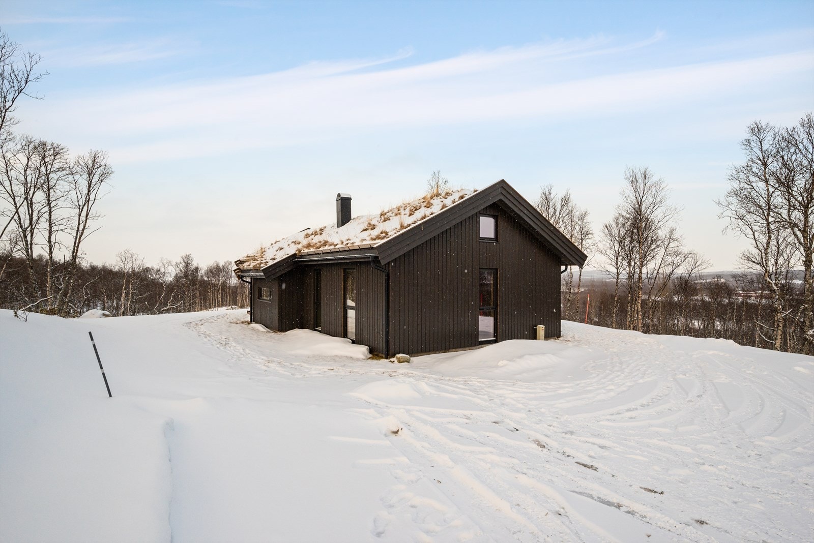 Hytta er nyoppført og ubrukt. Inneholder bl.a. tre soverom + hems. Galleribilde