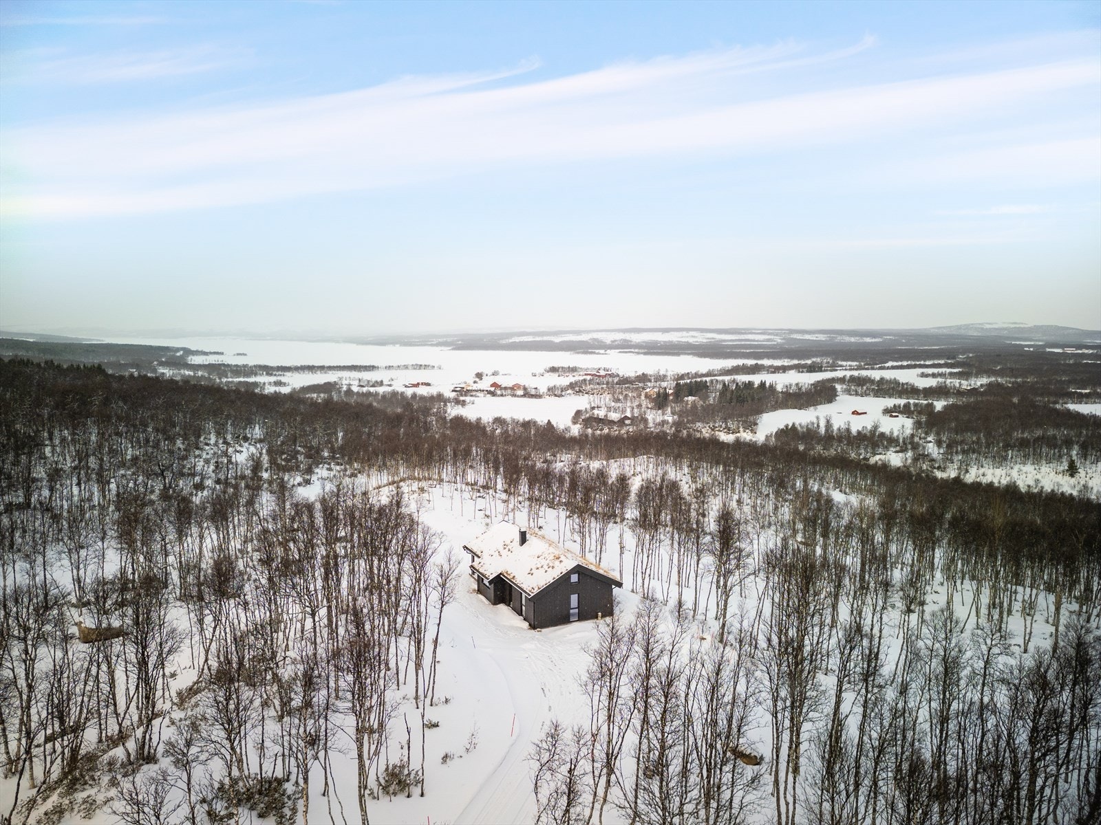 Vinters tid går skiløypene få meter fra hytteveggen med lysløype som slynger seg rundt feltet. Se skisporet.no for løypekart. Galleribilde