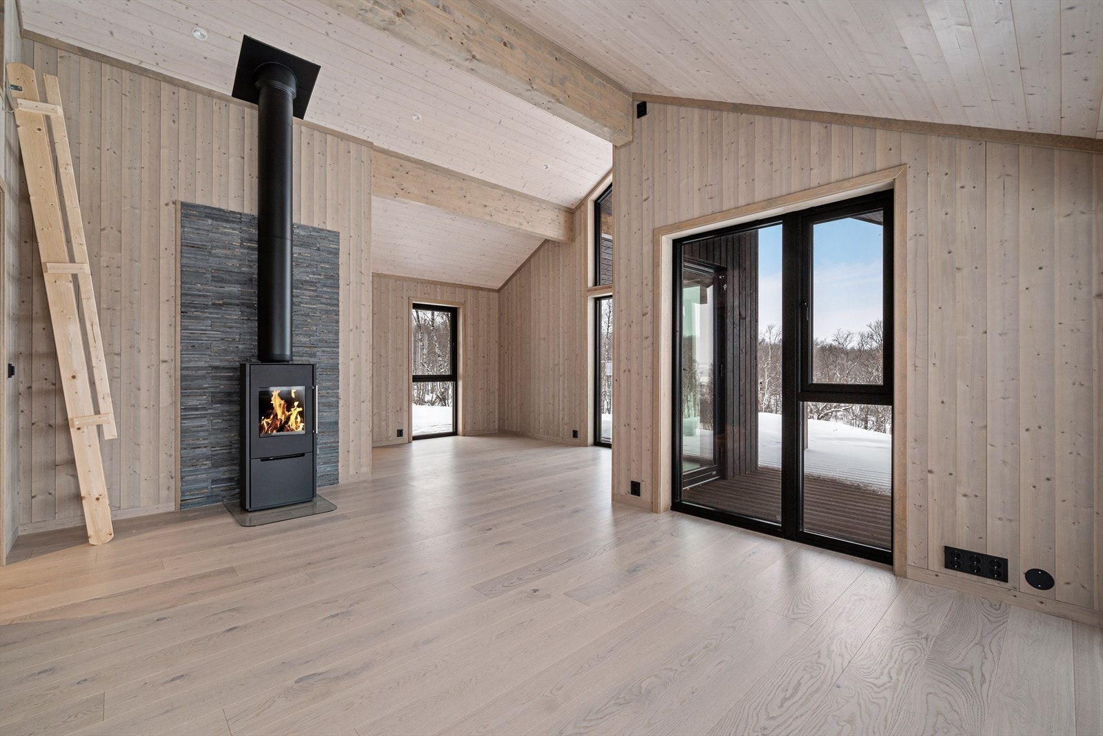 Hytta har vedfyring. I tillegg er det gulvvarme på stue/kjøkken, bad, gang og vaskerom/teknisk rom + panelovner på soverommene. Galleribilde