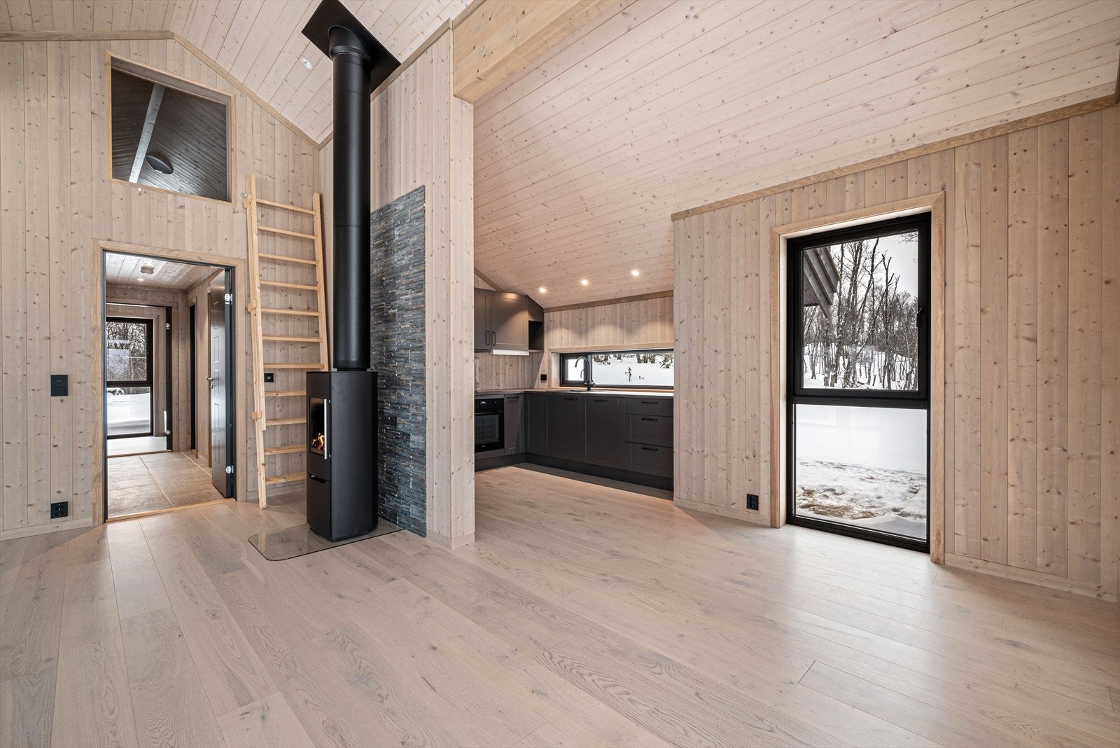 Fra stua har man stige opp til hemsen. Hemsen har et gulvareal på 16 kvm. Galleribilde