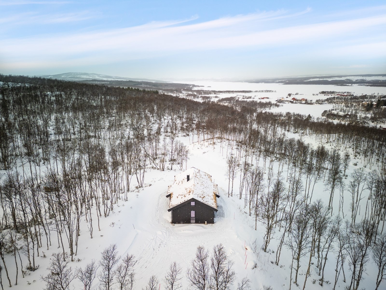 På sommerstid kan det f.eks. bades på en fin sandstrand ved Aursunden ca 1,5 km fra eiendommen. Galleribilde