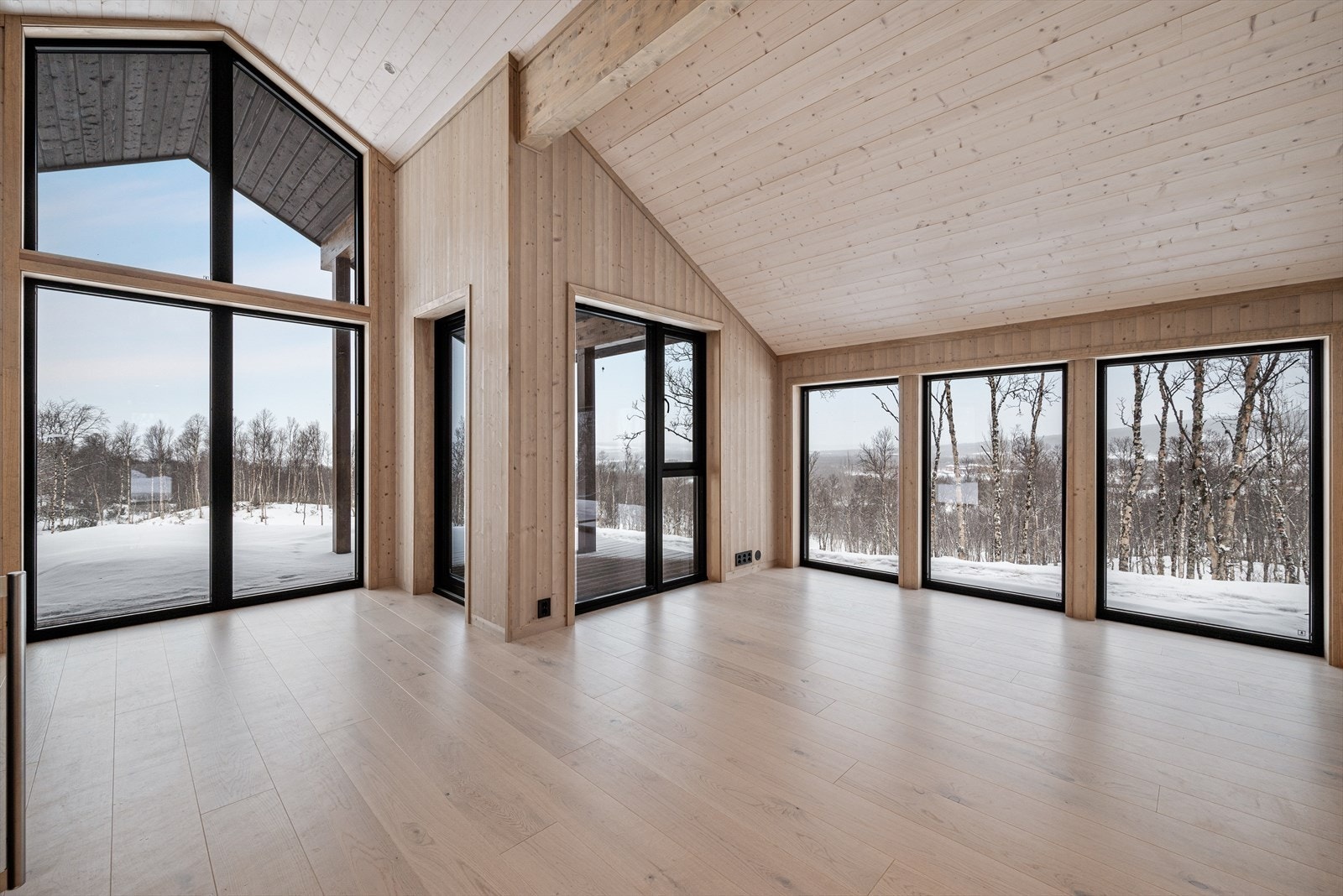 Har man hytte i Kløftberget er det ca 33 km til Røros sentrum og ca 12 km til svenskegrensa. Galleribilde