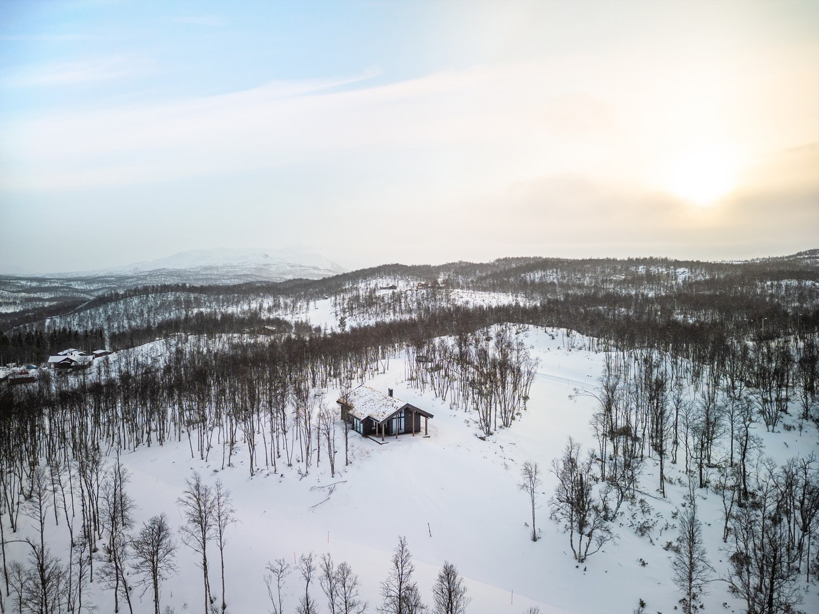 Om sommeren er det gode stier for turgåing så her kan man utforske hva naturen har å by på i alle årstider. Galleribilde