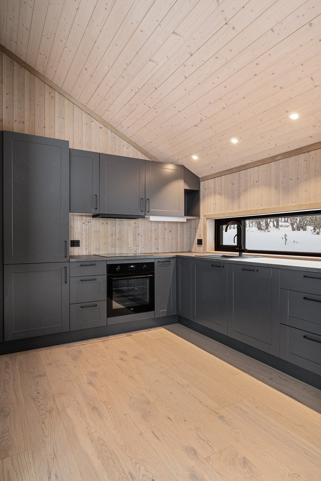 Kjøkkenet har integrerte plateopp, komfyr, oppvaskmaskin og kjøle-/fryseskap. Galleribilde