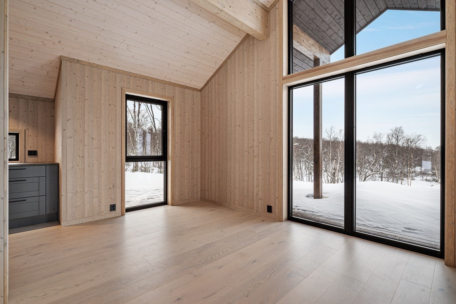 Store vindusflater som slipper inn mye lys. Galleribilde