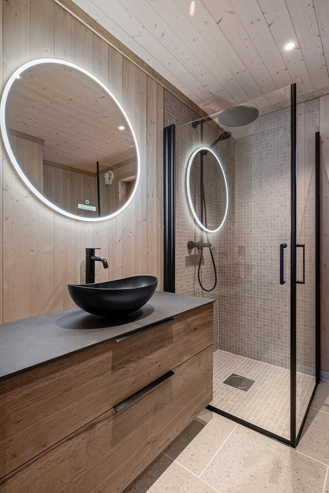 Badet er utstyrt med dusjhjørne, wc og servant med skapplass. Galleribilde