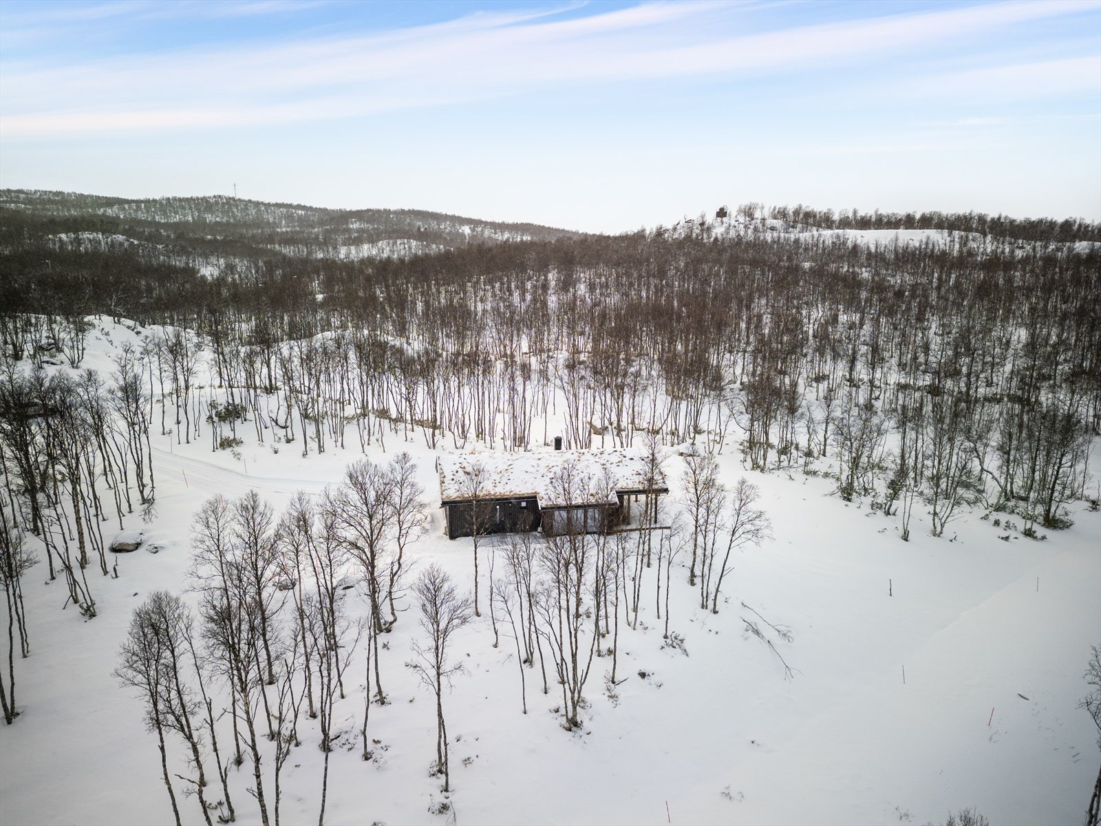 Til svenskegrensa er det som sagt kun ca 12 kvm. Kjører man noen minutter lengre inn i Sverige kommer man til Tänndalen som byr på flust med slalombakker samt skuterleder. Galleribilde