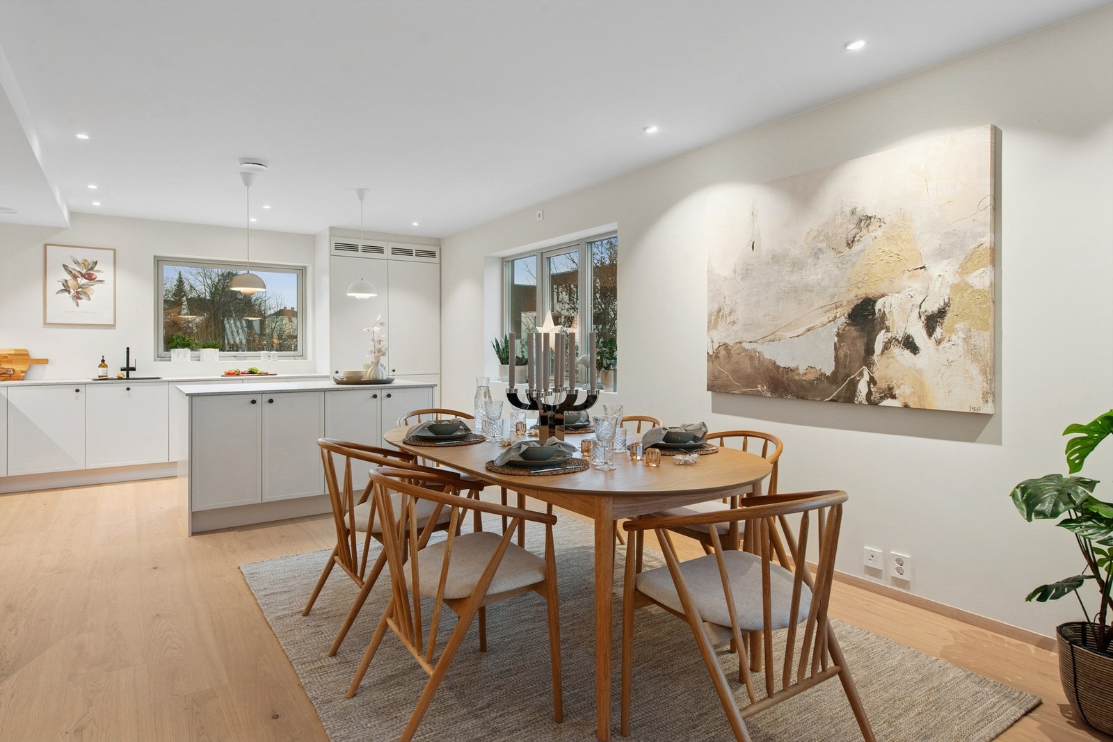 Lekkert og moderne kjøkken med god plass til spisegruppe. Foto: EFKT v/Pål Godager. Galleribilde