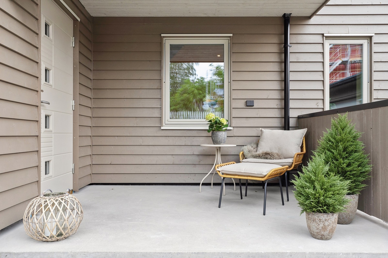 Flott, overbygd inngangsparti med plass til liten sittegruppe om man ønsker det. Galleribilde