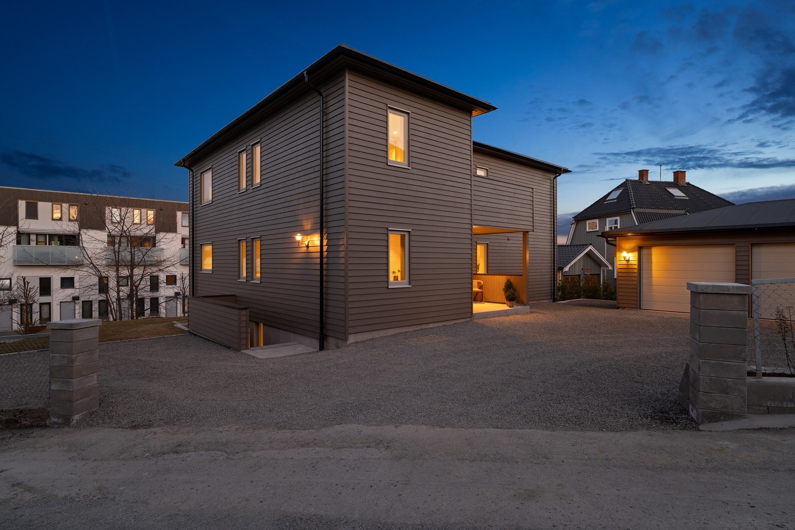 Parkering i dobbelgarasje og på tomten for øvrig. Adkomst til underetasjen via trapp som er flislagt. Galleribilde