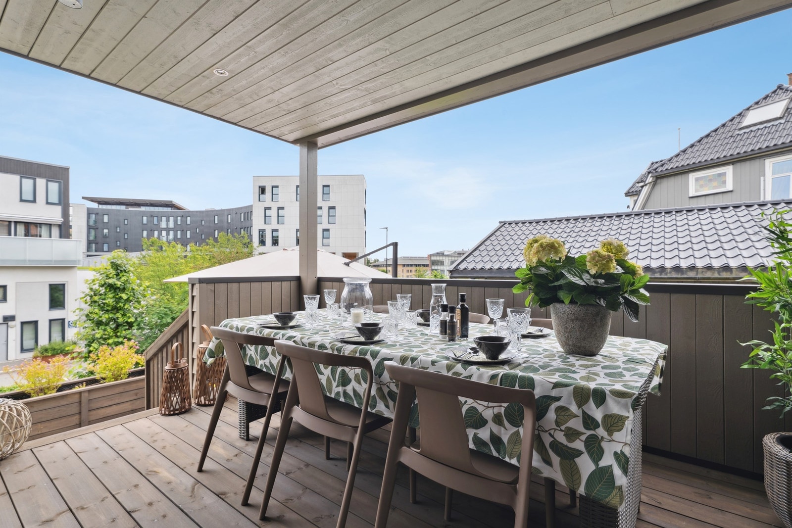 Overbygd veranda som forlenger bruken i sommerhalvåret. Galleribilde