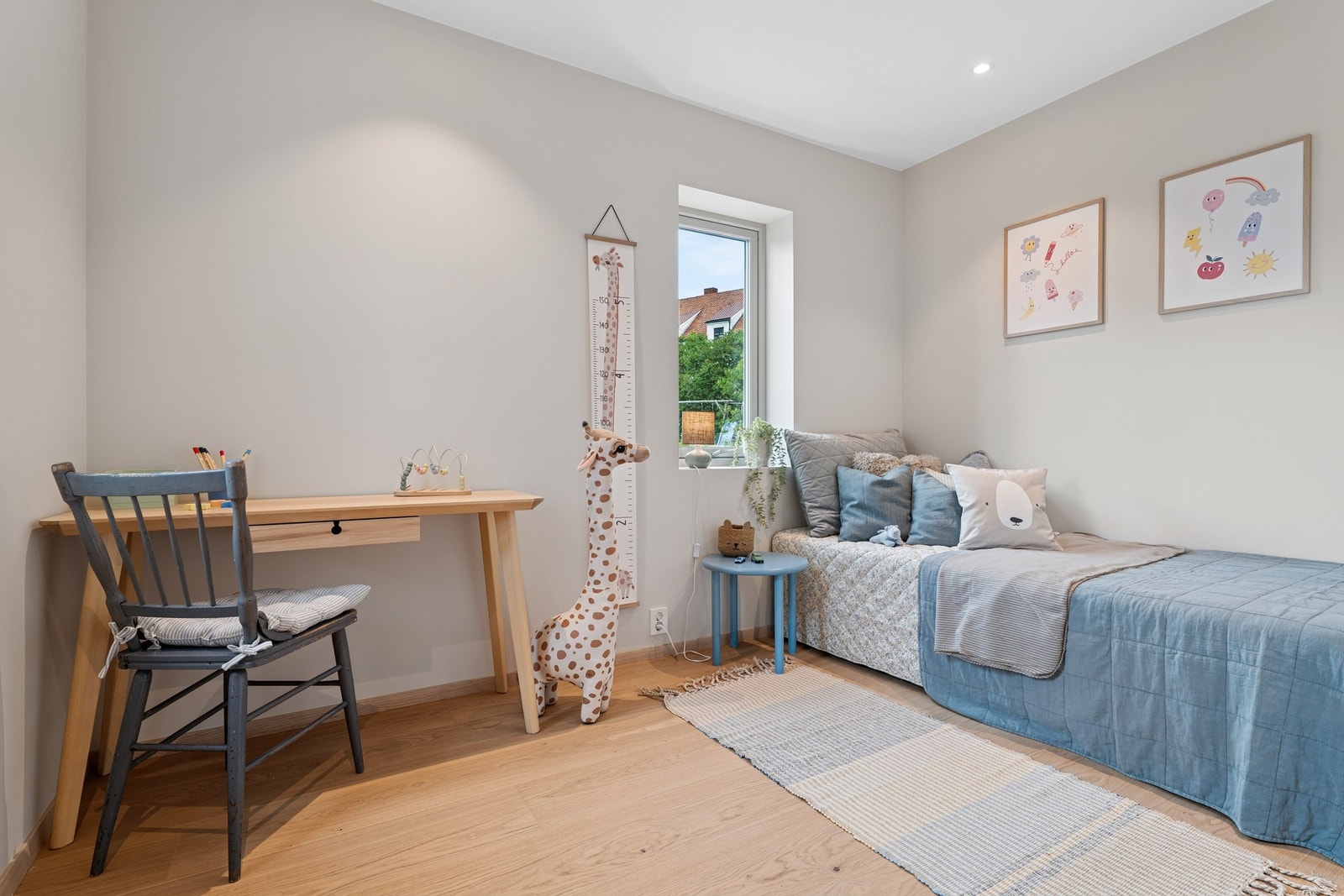 Soverom i 2. etasje. Det er totalt 3 soverom i boligens 2. etasje. Galleribilde