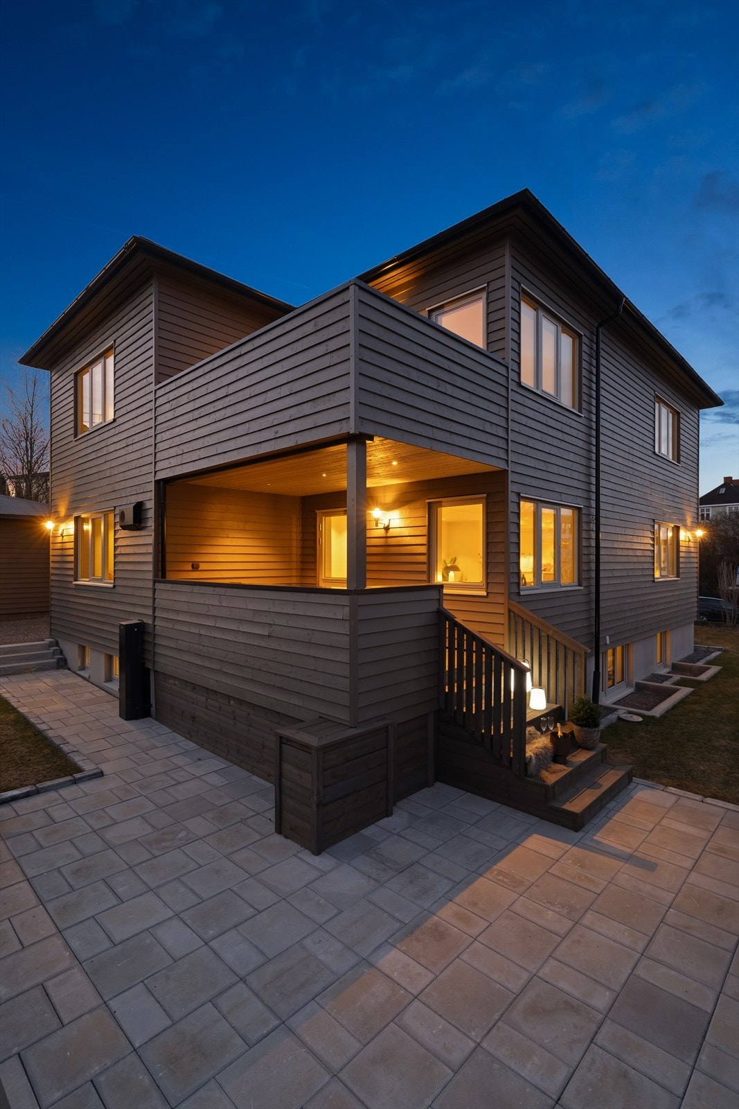 Det er utgang til balkong fra stue i 2. etasje og til veranda med videre adkomst til hage fra stue i 1. etasje. Galleribilde