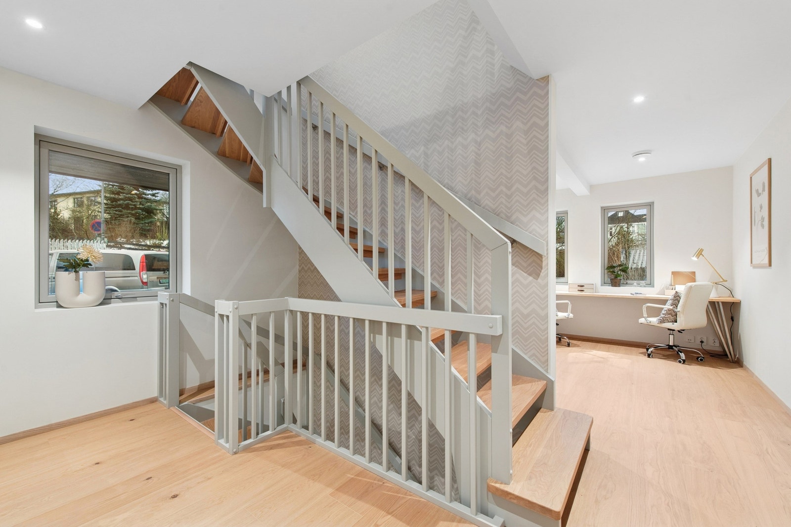 Trapperom/hall med gode lysforhold. Plass til for eksempel kontorkrok som vist på bildet. Galleribilde