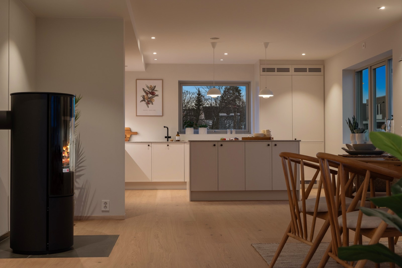 Det blir flott kveldsstemning i boligen med sine lysforhold og utsyn mot livet utenfor. Galleribilde