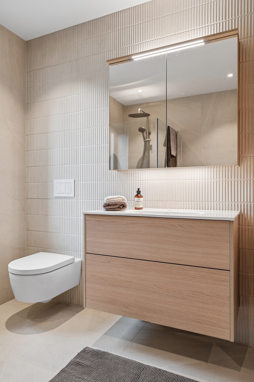 Baderommene gir både et moderne og eksklusivt preg med sine farge- og materialvalg. Galleribilde