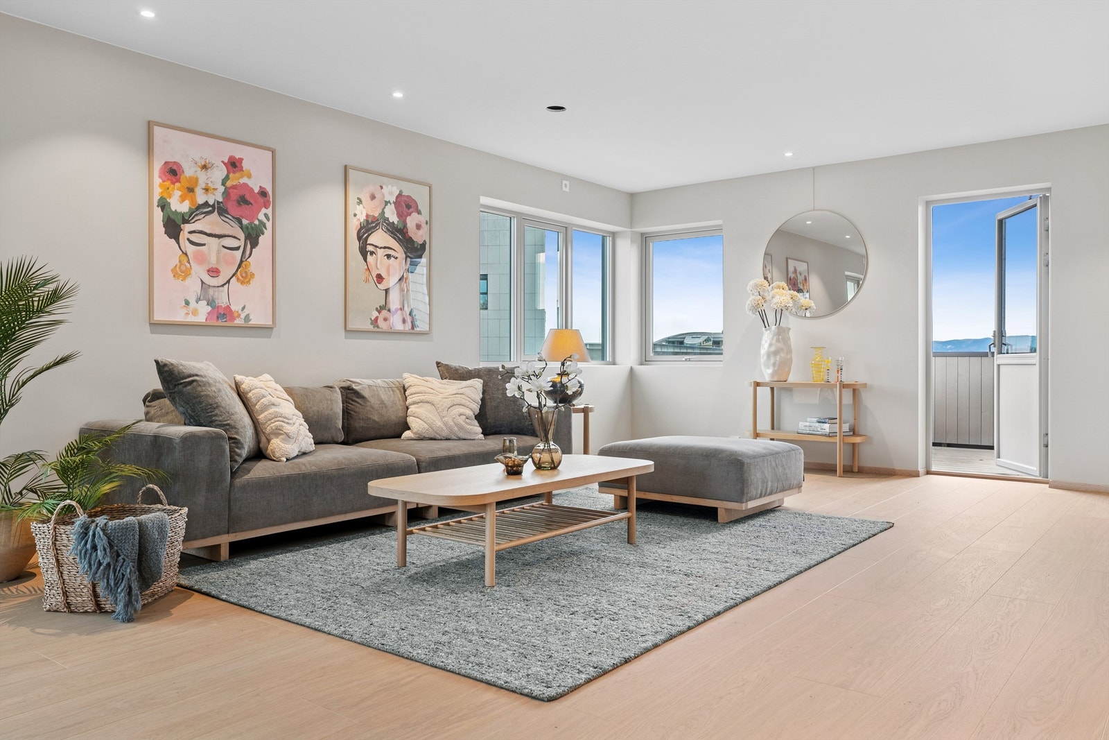 Stue i 2. etasje med gjennomgående lys og utgang til balkong. Galleribilde