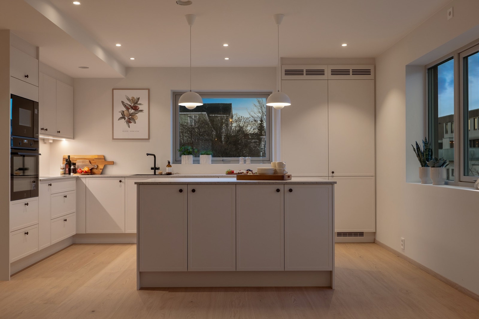 Delikat kjøkken med sømløse farge- og materialvalg. Galleribilde