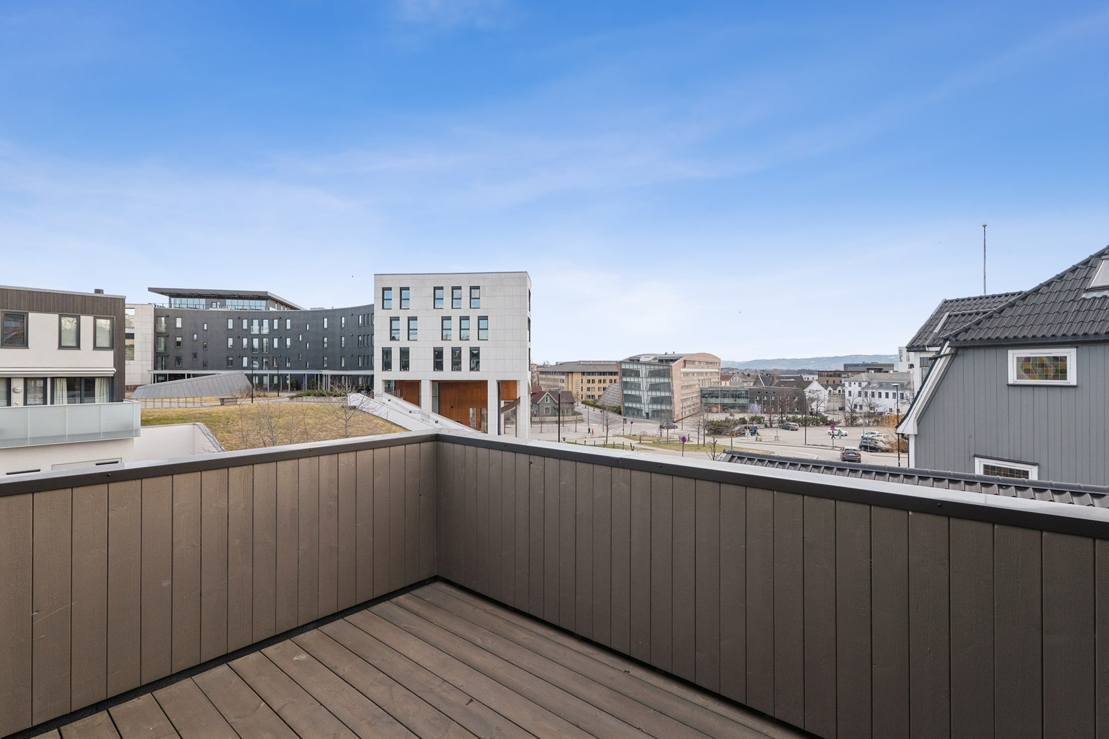 Uteplass med adkomst fra stue i 2. etasje. Galleribilde