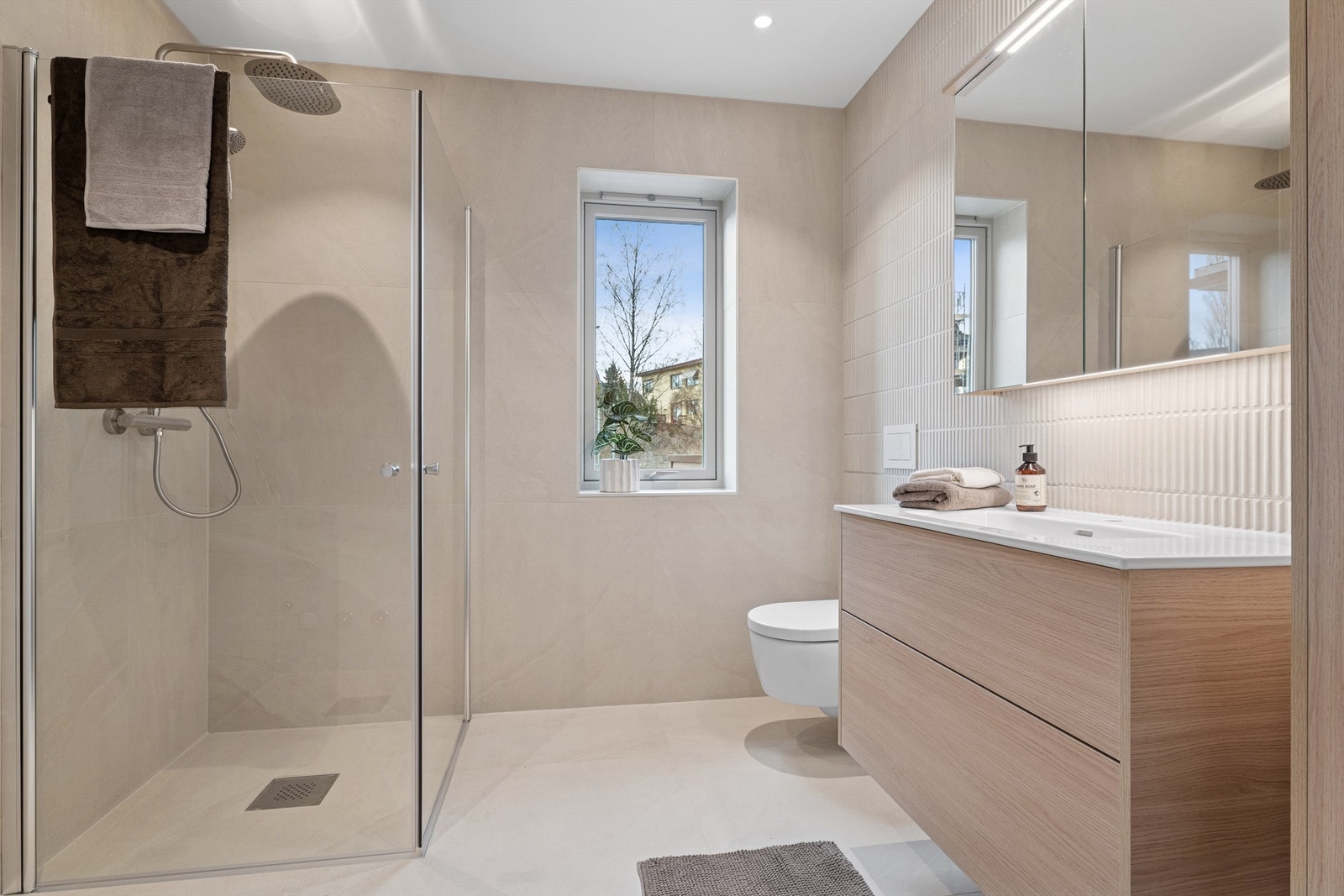 Baderom i 2. etasje. Badene er noe for seg selv med valg av fliser og farger. Galleribilde