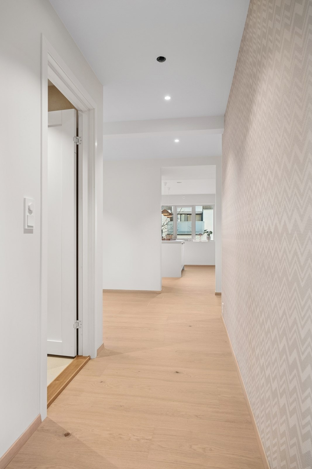 Entré sett mot baderom, hall/kontorkrok og kjøkken. Galleribilde