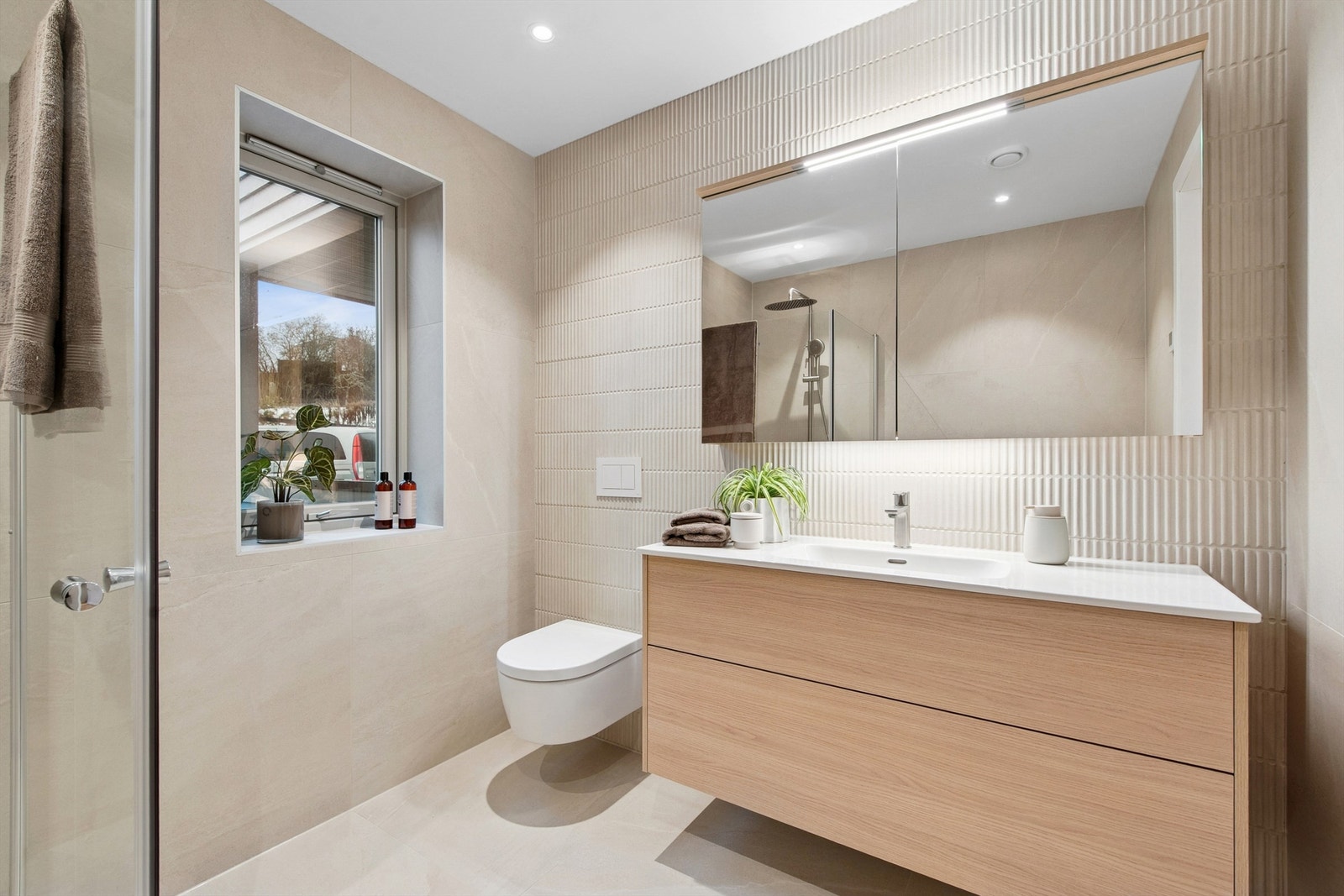 Meget delikat baderom med sine farge- og materialvalg. Baderom 1. etasje. Galleribilde