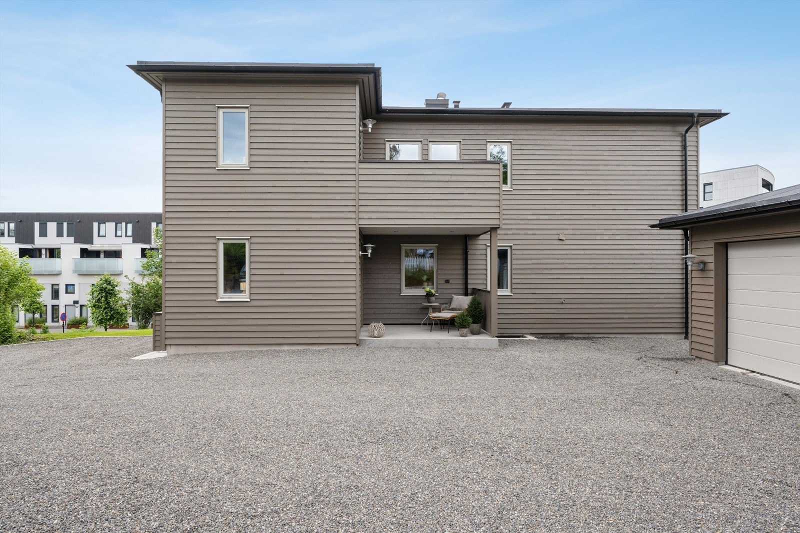 Stilrent og lekkert! Parkering i dobbelgarasje og ellers god plass til parkering på gårdsplassen. Galleribilde